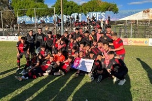 Como buen derby de la Cuna de la Bandera el cotejo contó con una alta dosis de tensión, juego férreo y, sobre todo, entrega en cada balón.