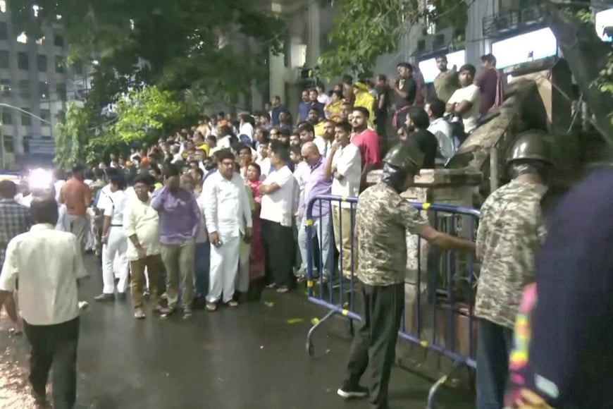 Police personnel stand guard as people gather outside a Medical College Hospital following a stampede at a Durga Puja festival venue that resulted in multiple casualties, in Kolkata, India, October 17, 2026 in this screengrab taken from a handout video. ANI/Handout via REUTERS    THIS IMAGE HAS BEEN SUPPLIED BY A THIRD PARTY. INDIA OUT. NO COMMERCIAL OR EDITORIAL SALES IN INDIA. NO RESALES. NO ARCHIVES.