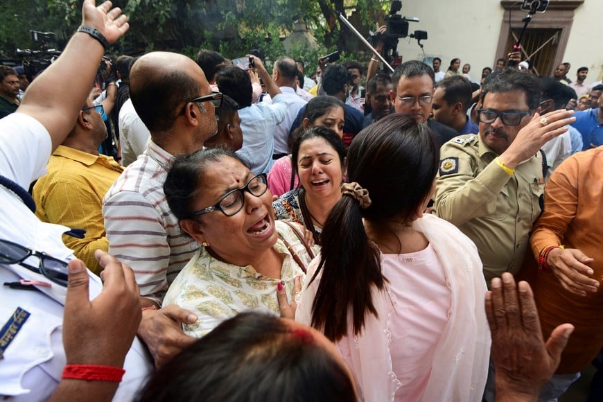 Relatives mourn as they arrive to collect the bodies of victims from a morgue after a stampede during a Durga Puja festival in Kolkata, India, October 18, 2026. REUTERS/Stringer