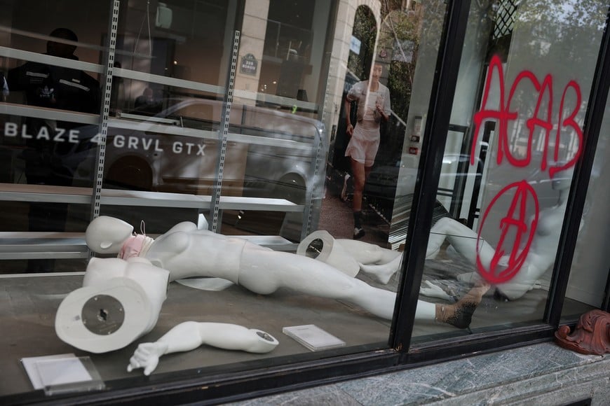 Mannequin parts lie scattered at a vandalised Salomon store, the day after clashes during a national day of demonstrations against the cost of living and rising fuel prices, in Paris, France, October 18, 2026. REUTERS/Stephanie Lecocq