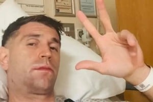 Emiliano “Dibu” Martínez compartió su primera foto después de ser operado