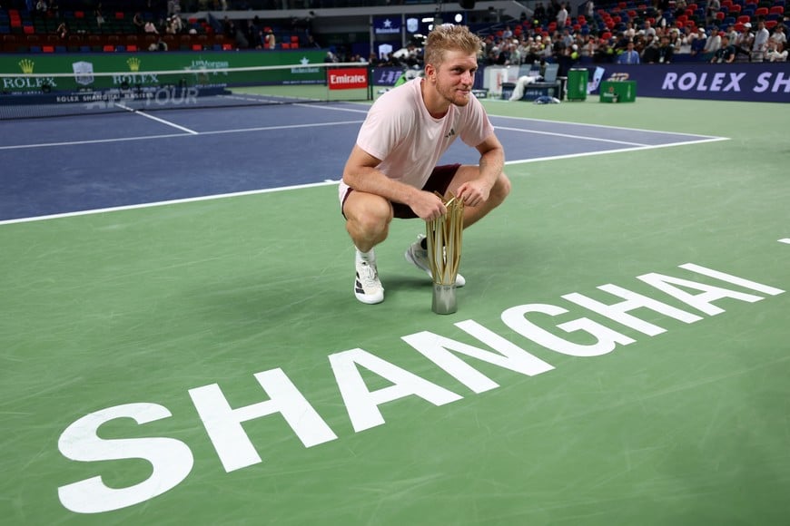 Tennis - ATP Masters 1000 - Shanghai Masters - Qizhong Forest Sports City Arena, Shanghai, China - October 18, 2026
Spain's Alejandro Davidovich Fokina celebrates with the trophy after winning his final match against Spain's Rafael Jodar REUTERS/Tyrone Siu