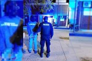 Traslado del violento hombre a sede policial. Foto: Gentileza