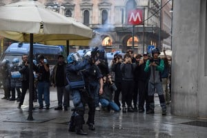 Los enfrentamientos en Milán dejaron destrozos en comercios y obligaron a la Policía a intervenir. Foto: Reuters