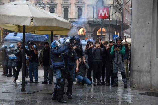 Los enfrentamientos en Milán dejaron destrozos en comercios y obligaron a la Policía a intervenir. Foto: Reuters