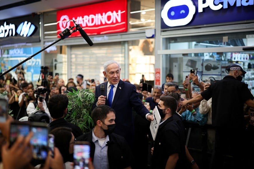 Israeli Prime Minister Benjamin Netanyahu meets members of the public, ahead of Israel’s national election, in Yokneam Illit, Israel, October 18, 2026. REUTERS/Shir Torem
