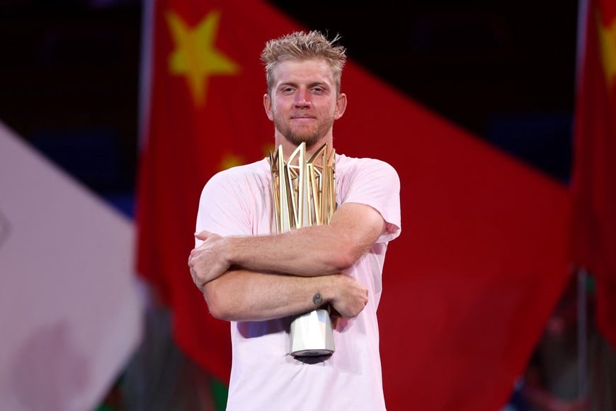 Tennis - ATP Masters 1000 - Shanghai Masters - Qizhong Forest Sports City Arena, Shanghai, China - October 18, 2026
Spain's Alejandro Davidovich Fokina celebrates with the trophy after winning his final match against Spain's Rafael Jodar REUTERS/Tyrone Siu