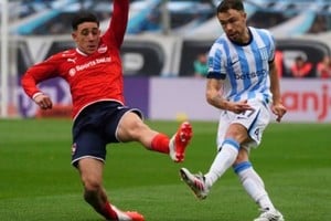 El clásico de Avellaneda terminó igualado en un duelo parejo. La Academia no logró sostener la ventaja inicial y el Rojo rescató un punto clave en el Cilindro.