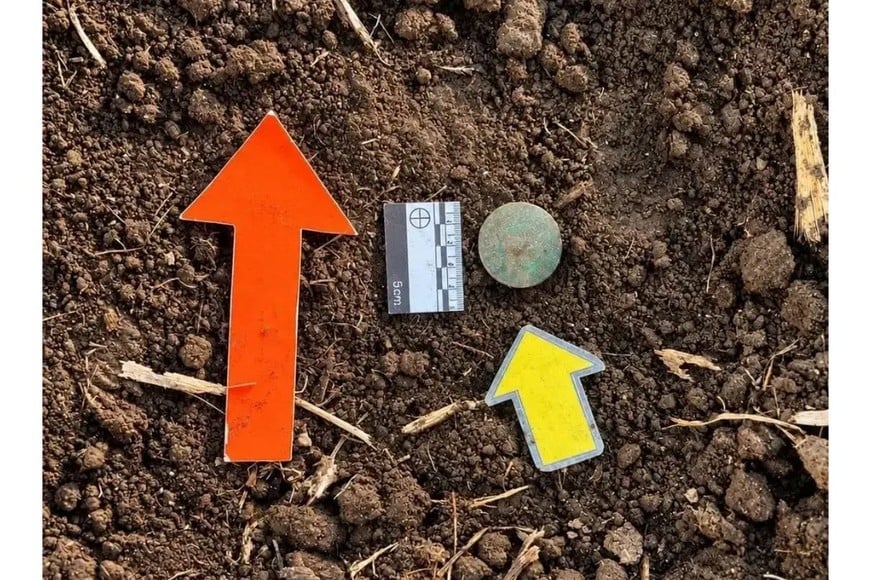 Investigadores realizan excavaciones en San José de la Esquina utilizando herramientas de precisión para documentar los hallazgos históricos descubiertos recientemente. Gentileza.