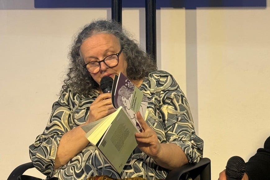 Actis leyendo su libro.