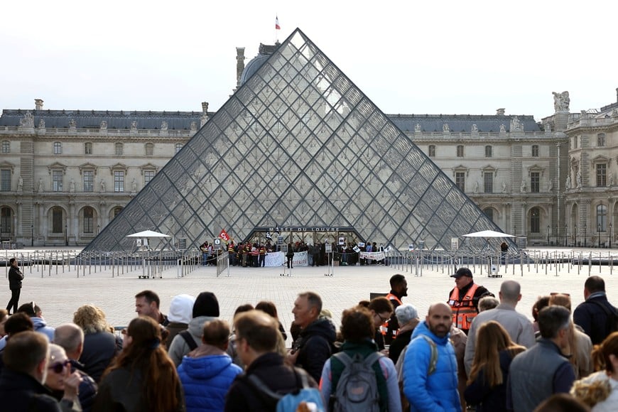 Protesters and students from art and culture schools block the entrance to the Louvre Museum during a demonstration in support of a high school student movement demanding better school conditions and government action, in Paris, France, October 19, 2026. REUTERS/Abdul Saboor