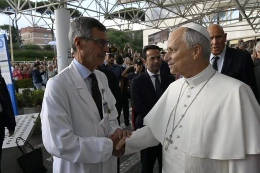El Papa junto al médico que le realizó la operación Créditos: Vatican Media