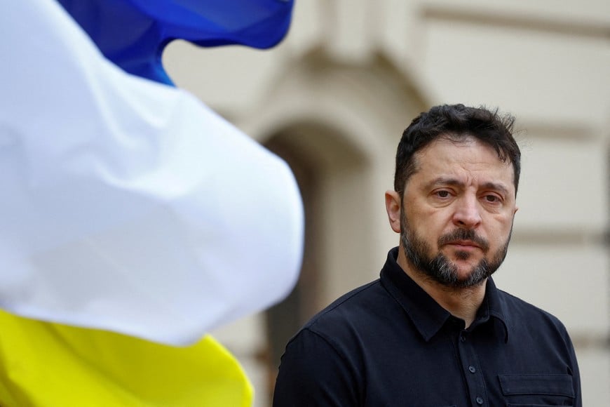 FILE PHOTO: Ukraine's President Volodymyr Zelenskiy waits to welcome Cyprus' President Nikos Christodoulides, amid Russia's attack on Ukraine, in Kyiv, Ukraine December 4, 2025. REUTERS/Valentyn Ogirenko/File Photo