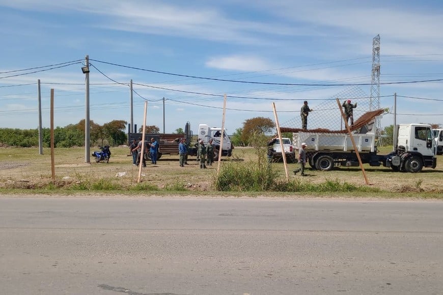 Operarios montan el primer refugio para evacuados ante la emergencia hídrica. El Litoral.
