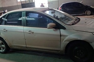 El Ford Focus tenia daños en su parte delantera. Foto: Gentileza
