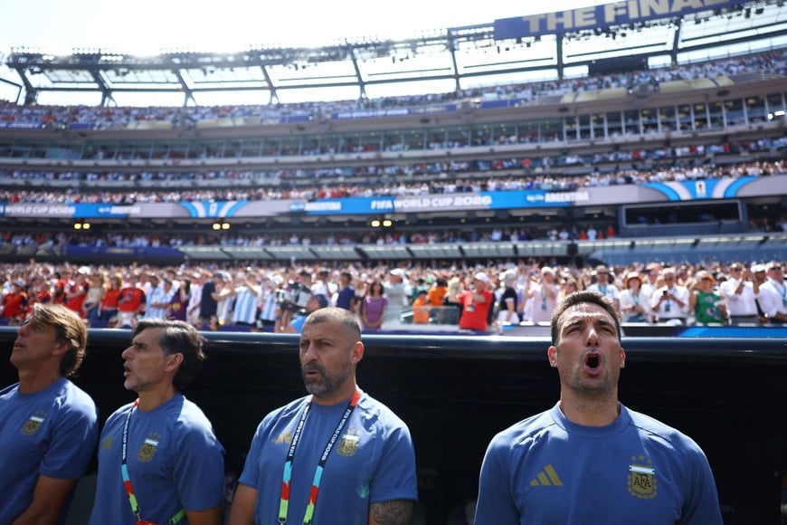 Soccer Football - FIFA World Cup 2026 - Final - Spain v Argentina - New York/New Jersey Stadium, East Rutherford, New Jersey, U.S. - July 19, 2026
Argentina coach Lionel Scaloni with coaching staff during their national anthem before the match REUTERS/Hannah Mckay