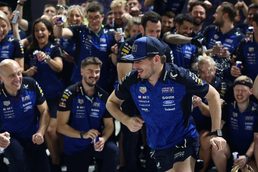 Formula One F1 - Singapore Grand Prix - Marina Bay Street Circuit, Singapore - October 11, 2026
Red Bull's Max Verstappen celebrates with his team after winning the Singapore Grand Prix REUTERS/Jakub Porzycki