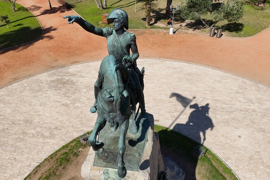 El monumento al Gral. San Martín ahora tendrá una baranda de protección. Fernando Nicola