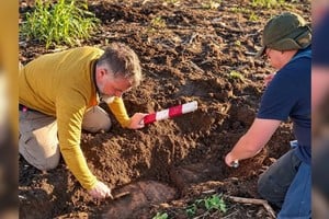 Investigadores realizan excavaciones en San José de la Esquina utilizando herramientas de precisión para documentar los hallazgos históricos descubiertos recientemente. Gentileza.