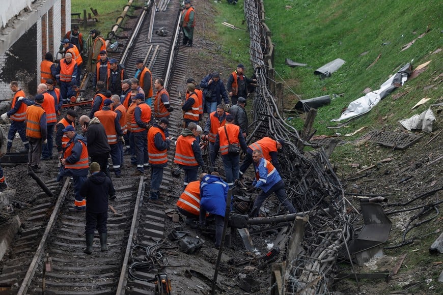 Employees repair railway tracks at a metro station which was hit by an overnight Russian missile strike, amid Russia's attack on Ukraine, in Kyiv, Ukraine October 19, 2026. REUTERS/Valentyn Ogirenko