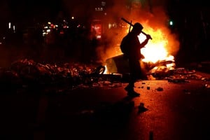 Francia amaneció con calles dañadas y vehículos incendiados tras los disturbios.