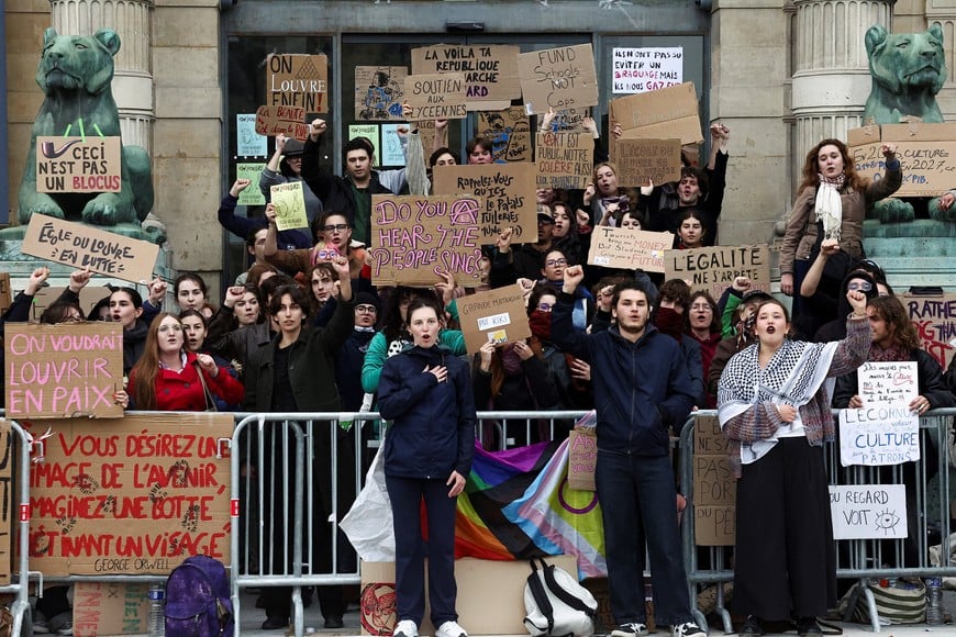 Students take part in a demonstration at the Ecole du Louvre, as part of ongoing protests voicing anger over overcrowded classrooms, teacher shortages and dilapidated school buildings, which students blame on years of underinvestment, in Paris, France, October 9, 2026. REUTERS/Abdul Saboor