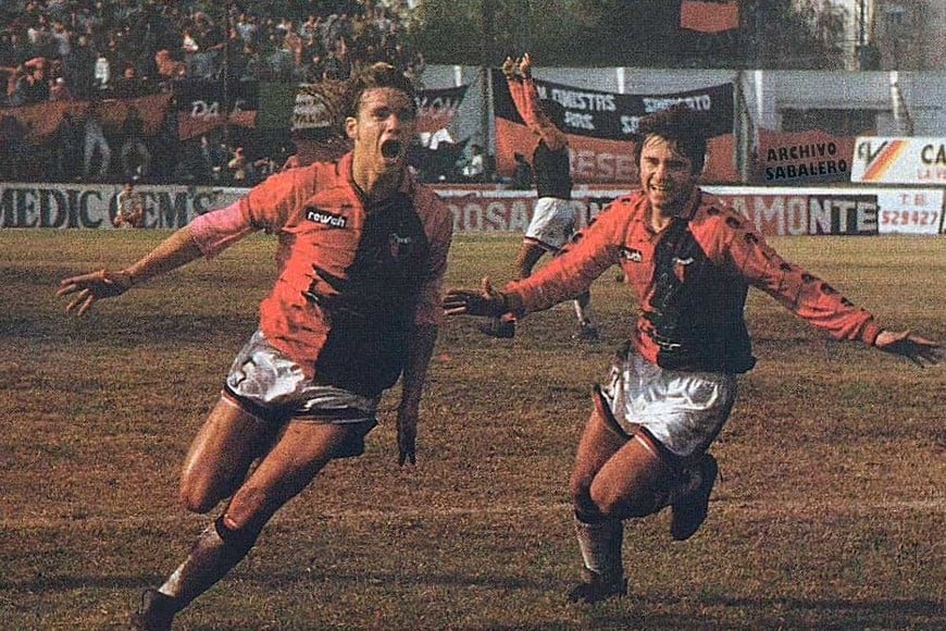 Ferrer festeja su gol con Marini. Gentileza Archivo Sabalero