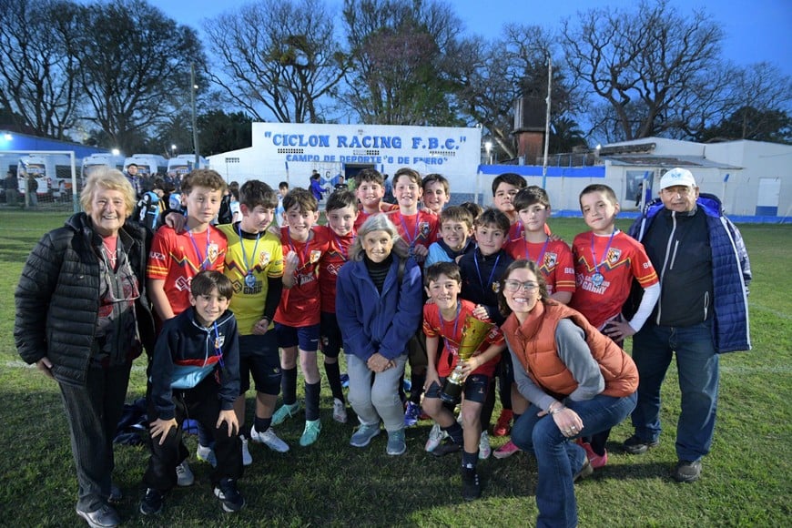 Directivos de Ciclón Racing y los niños.