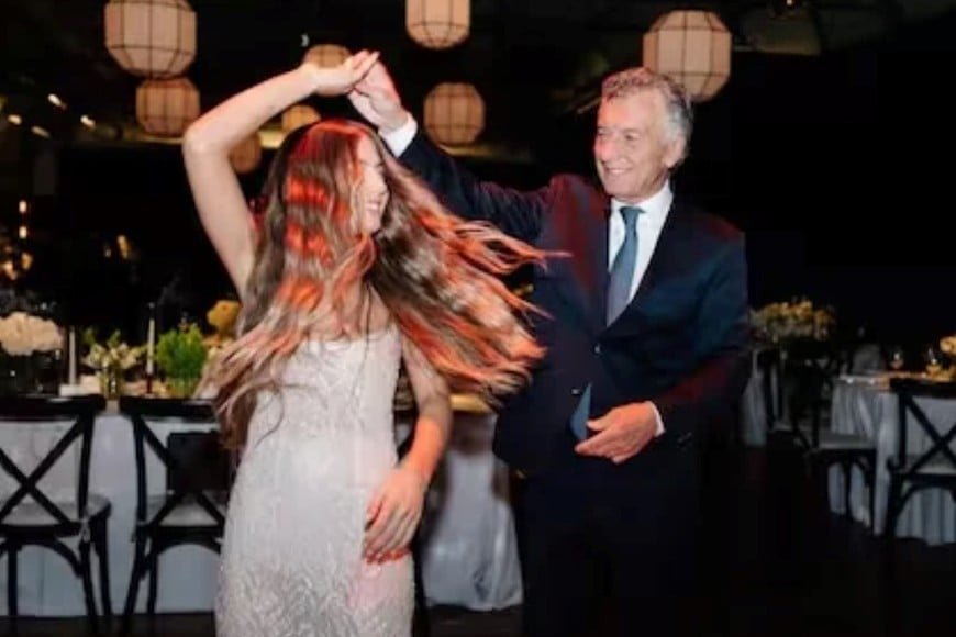 Antonia Macri lució un vestido bordado con transparencias para celebrar sus 15 años.