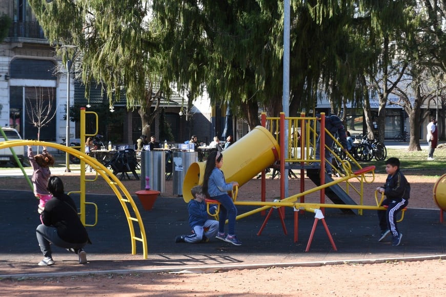 Los juegos infantiles tendrán pisos antigolpes, para más seguridad de los chicos. Archivo Luis Cetraro