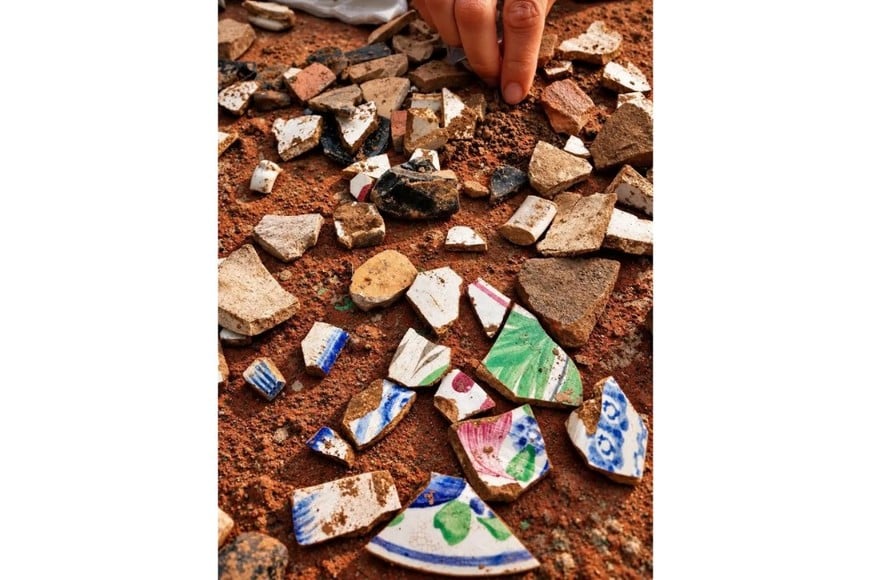 Investigadores realizan excavaciones en San José de la Esquina utilizando herramientas de precisión para documentar los hallazgos históricos descubiertos recientemente. Gentileza.