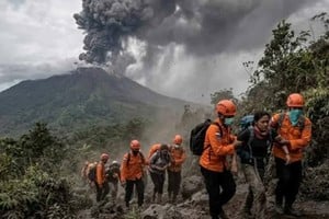 La erupción del volcán Dukono dejó tres muertos y cinco heridos entre un grupo de excursionistas.