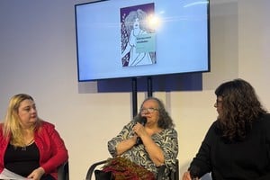 Beatriz Actis presentando su nuevo libro.
