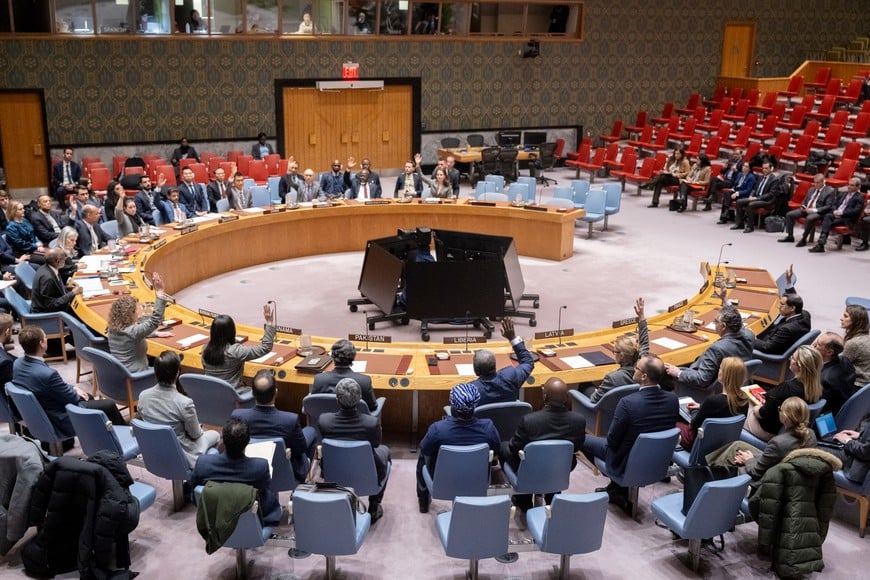 (260131) -- NACIONES UNIDAS, 31 enero, 2026 (Xinhua) -- Imagen del 30 de enero de 2026 de representantes votando sobre un proyecto de resolución durante una reunión del Consejo de Seguridad, en la sede de la ONU, en Nueva York. El Consejo de Seguridad de la ONU adoptó el viernes una resolución para renovar otro año el mandato de la Fuerza de las Naciones Unidas para el Mantenimiento de la Paz en Chipre, hasta el 31 de enero de 2027. (Manuel Elias/ONU) (jg) (da)