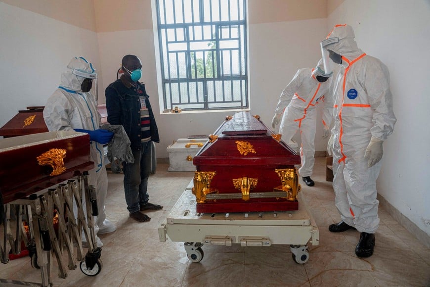 Members of the Safe and Dignified Burial (SDB) team from the Civil Protection of the Katwa health zone dressed in personal protective equipment (PPE) coffin the body of an eight month pregnant woman who died of Ebola and her fetus, at the morgue of the Kyaghala Hospital Centre, in the presence of some members of her family; as aid agencies intensify efforts to contain a new Ebola outbreak involving the Bundibugyo virus, in Butembo, North Kivu province, Democratic Republic of Congo, October 5, 2026. REUTERS/Gradel Muyisa Mumbere TPX IMAGES OF THE DAY