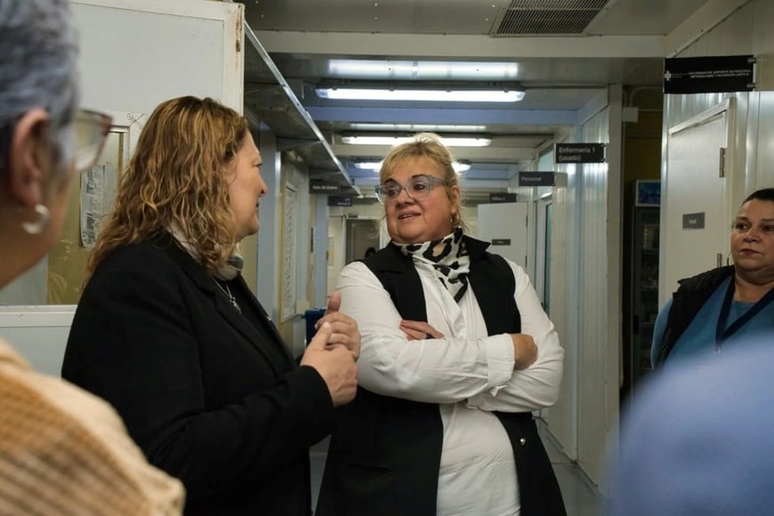 La ministra de Salud, Silvia Ciancio, junto a autoridades sanitarias durante la supervisión del operativo de cirugías en el Hospital Escuela Eva Perón.