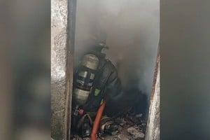 Un bombero zapador trabaja en uno de los inmuebles afectados. Foto: El Litoral