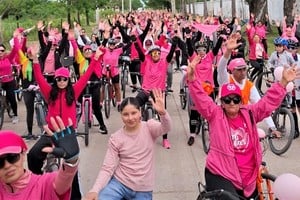 Vera se vistió de rosa con una bicicleteada para concientizar sobre el cáncer de mama