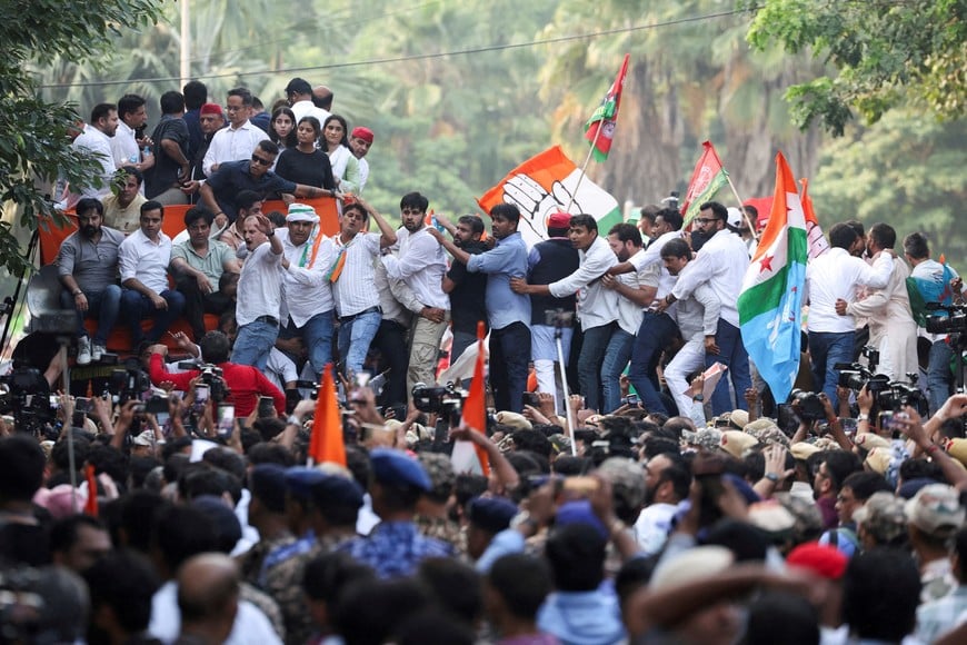 FILE PHOTO: Supporters of opposition parties join in a protest march to the Supreme Court to protest a controversial revision of voter lists that has sparked days of unrest, in New Delhi, India, October 12, 2026. REUTERS/Bhawika Chhabra TPX IMAGES OF THE DAY/File Photo