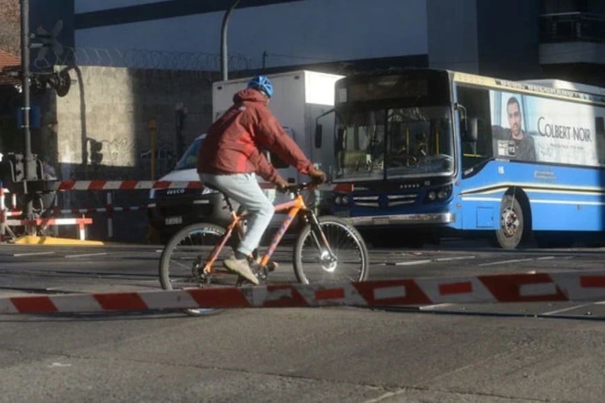 Docentes y vecinos reclamaron mayor presencia de personal y cambios en el acceso peatonal.