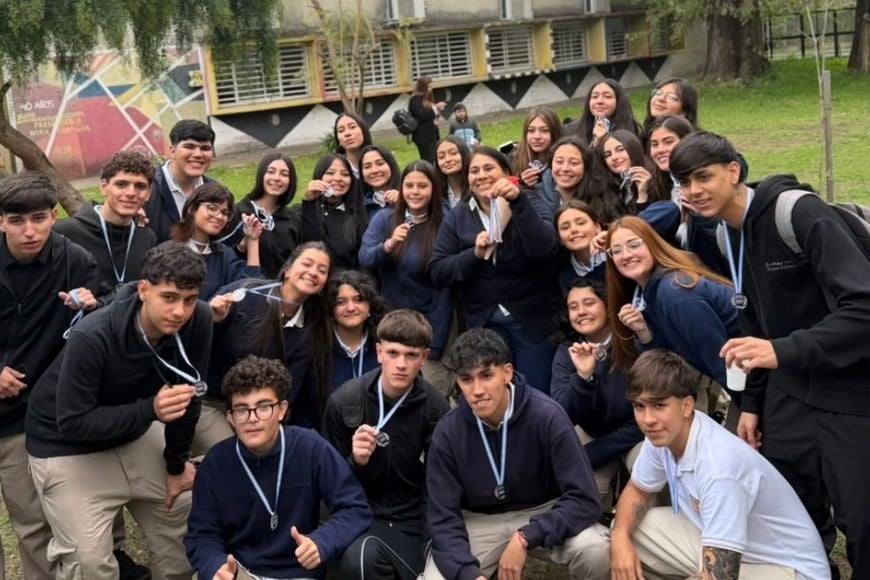 El curso de 5° año de Diseño y Comunicación Multimedial con sus preseas. Foto: Gentileza