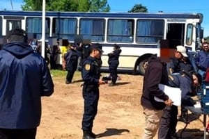 La Policía realizó un operativo de control en vehículos que transportaban trabajadores.