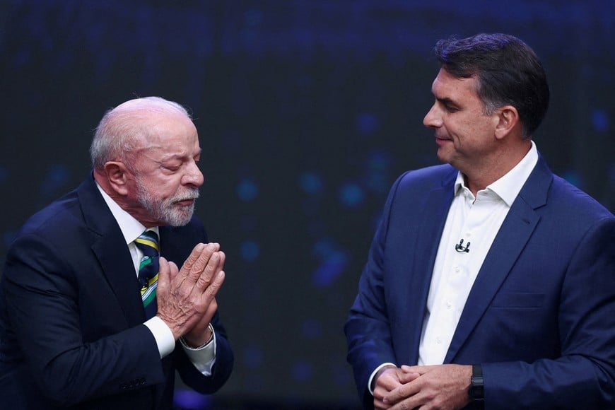 Brazilian presidential candidates Flavio Bolsonaro and Luiz Inacio Lula da Silva take part in a presidential debate, ahead of the runoff presidential election, in Sao Paulo, Brazil, October 18, 2026. REUTERS/Jean Carniel TPX IMAGES OF THE DAY