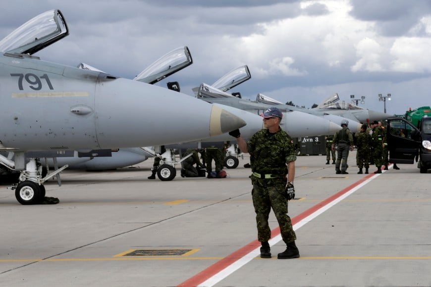 A specialist inspects Canadian Air Task Force jet CF-188 after landing in the Siauliai air base August 26, 2014. The Royal Canadian Air Force will hand over their air policing mission over the Baltics to NATO in September 1, 2014. REUTERS/Ints Kalnins (LITHUANIA - Tags: MILITARY POLITICS) lituania ejercicio de la real fuerza aerea canadiense en lituania base aerea Siauliai aviones caza cf 18