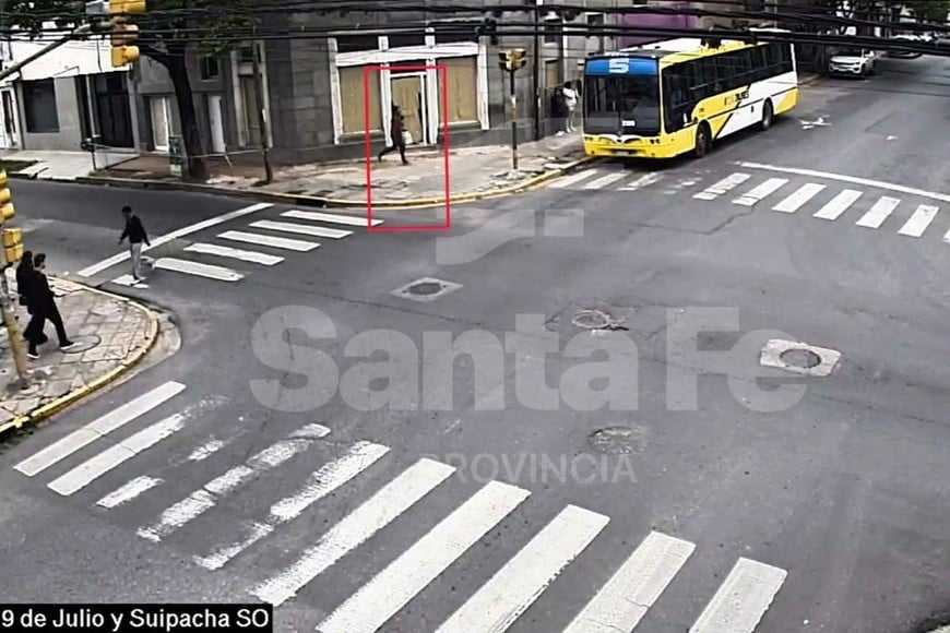 Los registros de videovigilancia muestran parte del recorrido del hombre investigado por el asalto a la heladería céntrica.