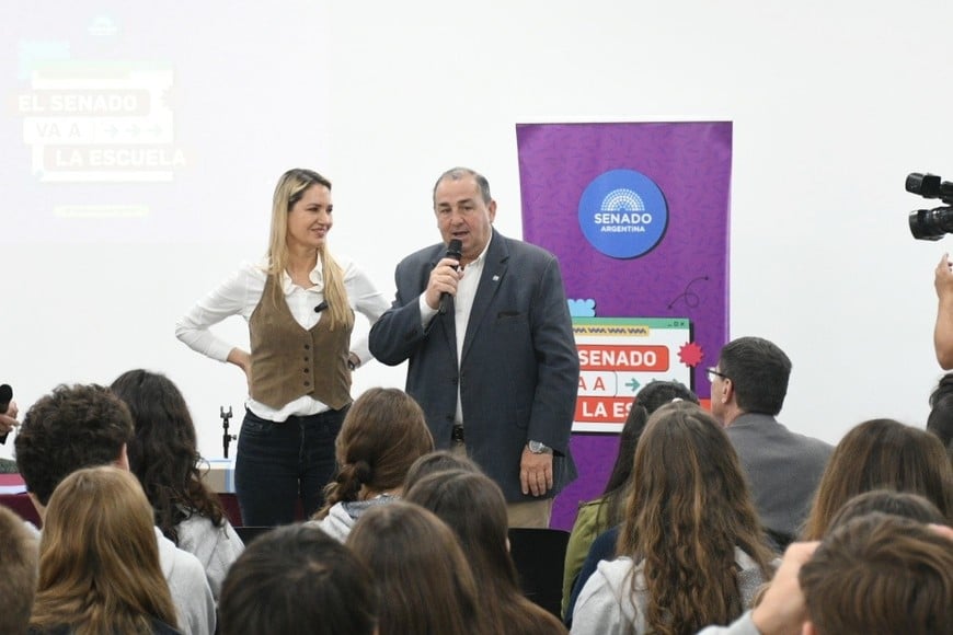 Carolina Losada participó de “El Senado va a la Escuela” en el colegio La Salle de la ciudad de Santa Fe.