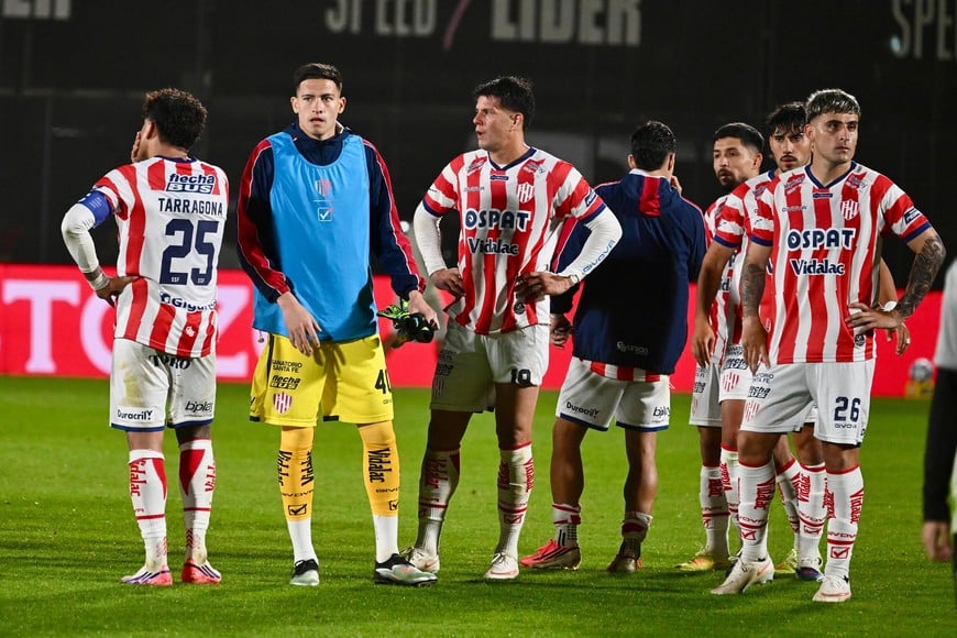 Los jugadores de Unión tras el empate con Riestra 1 a 1 en el Bajo Flores.