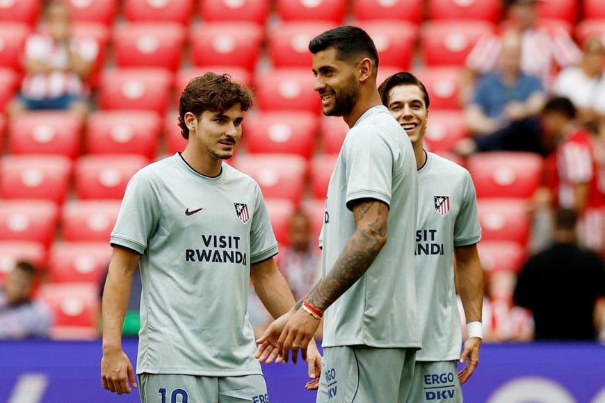 Soccer Football - LaLiga - Athletic Bilbao v Atletico Madrid - San Mames, Bilbao, Spain - September 5, 2026
Atletico Madrid's Julian Alvarez and Cristian Romero during the warm up before the match REUTERS/Vincent West