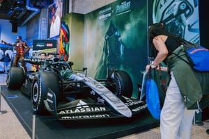 Sainz y Albon se suman a Marvel: el Williams que cambió el azul por los colores de un villano