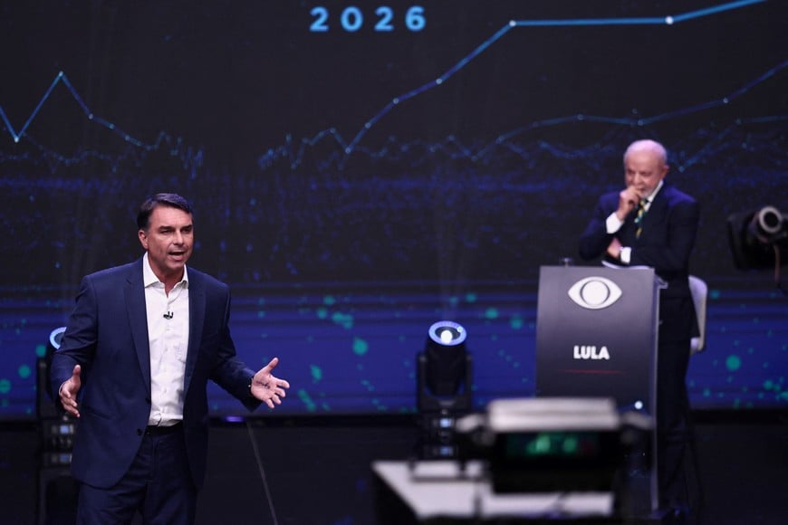Brazilian presidential candidate Flavio Bolsonaro speaks as Brazilian presidential candidate Luiz Inacio Lula da Silva listens during a presidential debate, ahead of the runoff presidential election, in Sao Paulo, Brazil, October 18, 2026. REUTERS/Jean Carniel